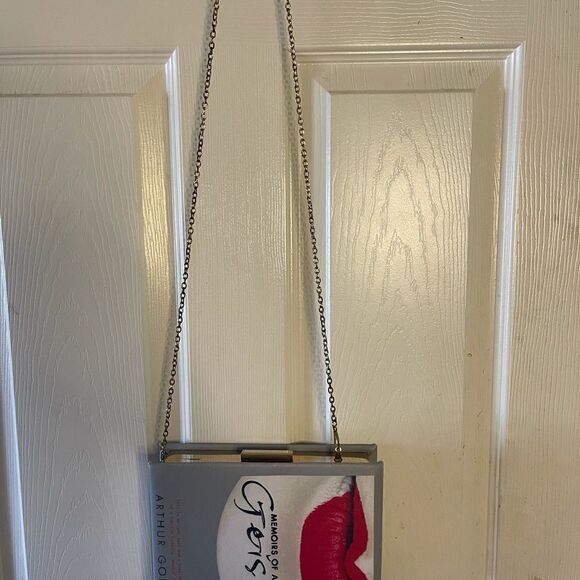 Red lips book cover crossbody bag extremely elegant pre owned . - Picture 3 of 11